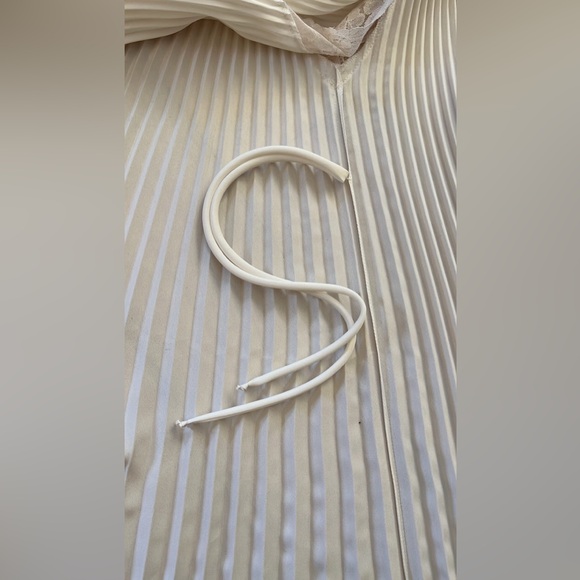 RARE VINTAGE - Lucie Ann Pleated Robe in Ivory - Size Small - Picture 4 of 16